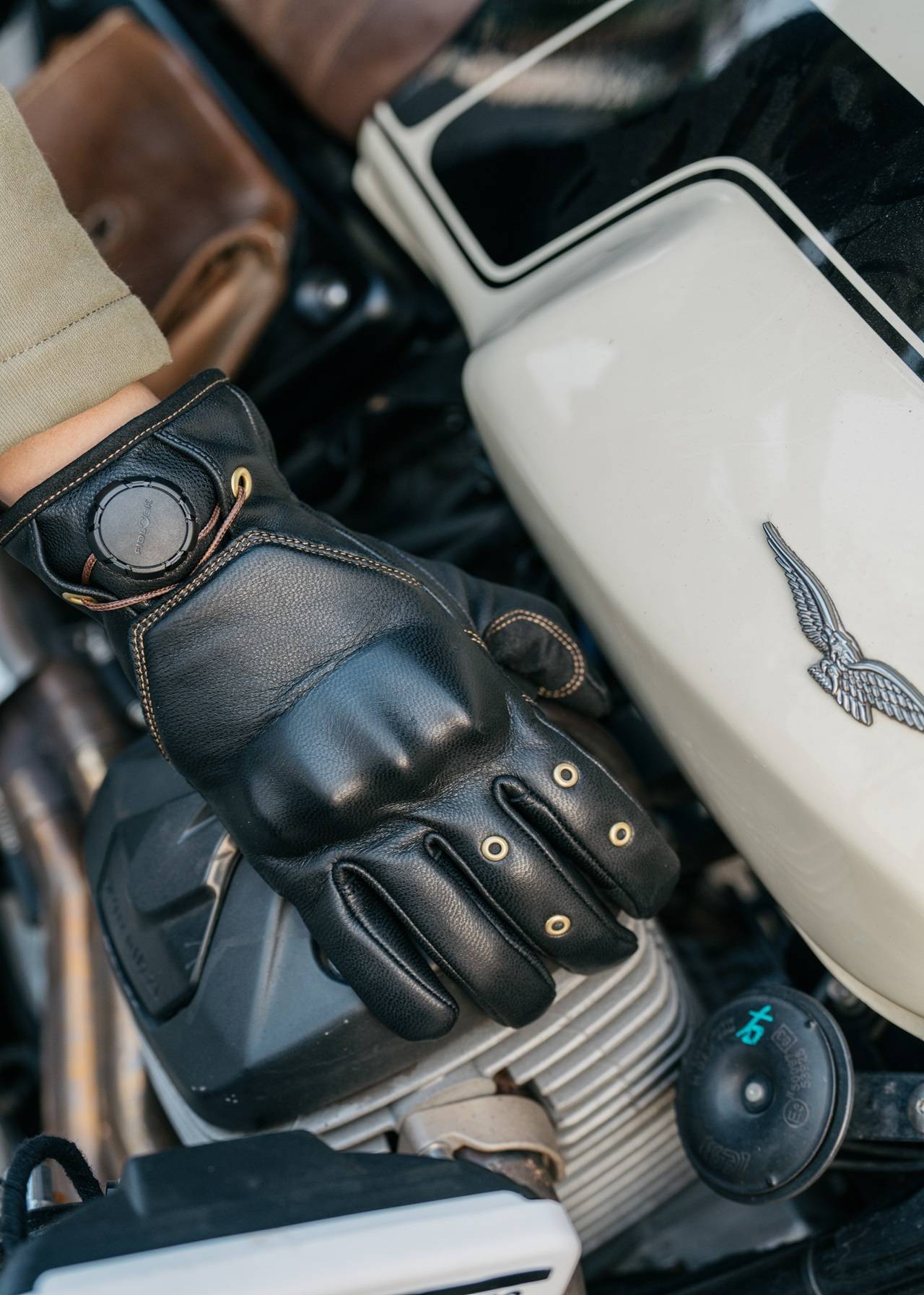 ULTIMATE HERO Gloves - Black