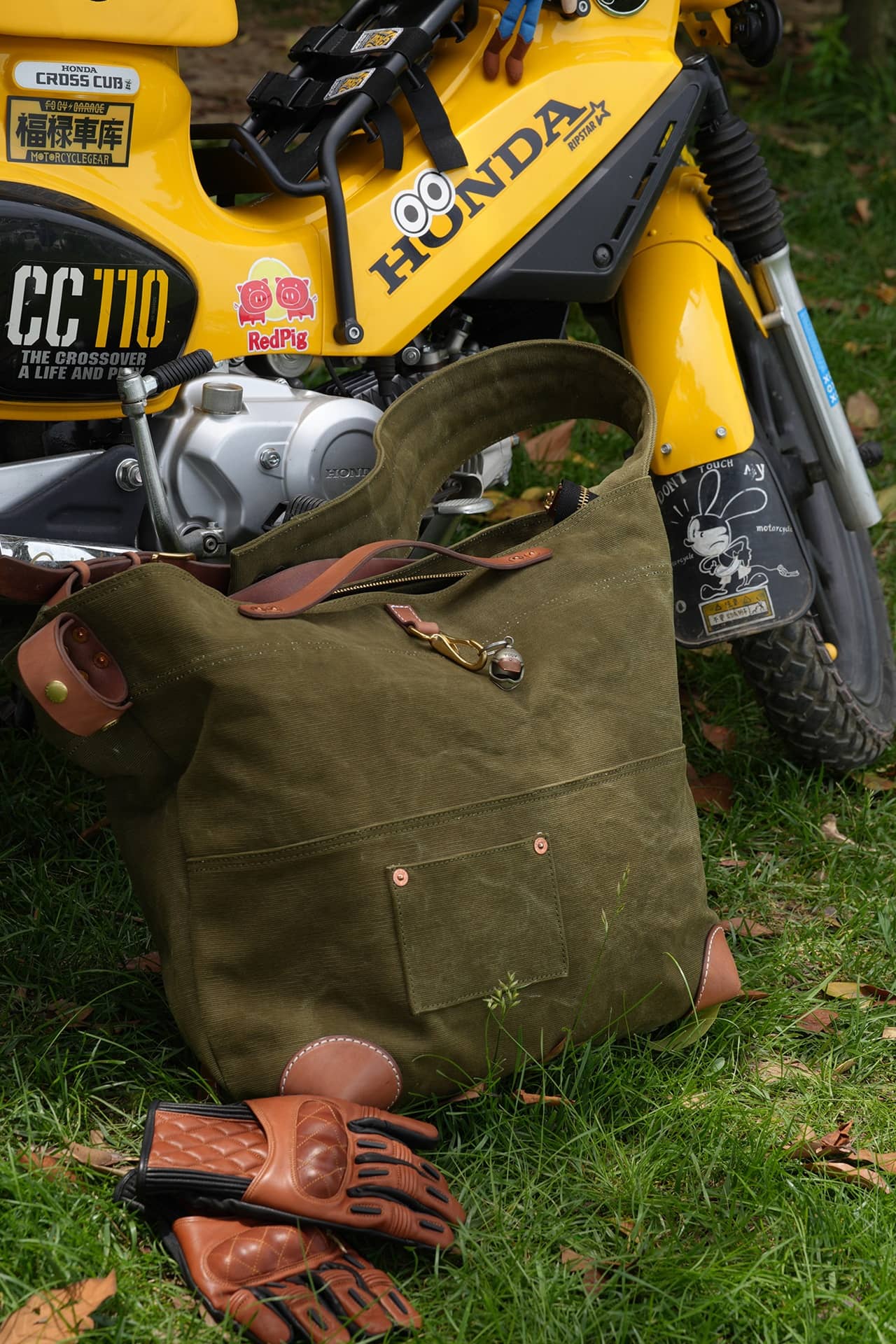 PRISONER GIGANTIC Messenger Bag
