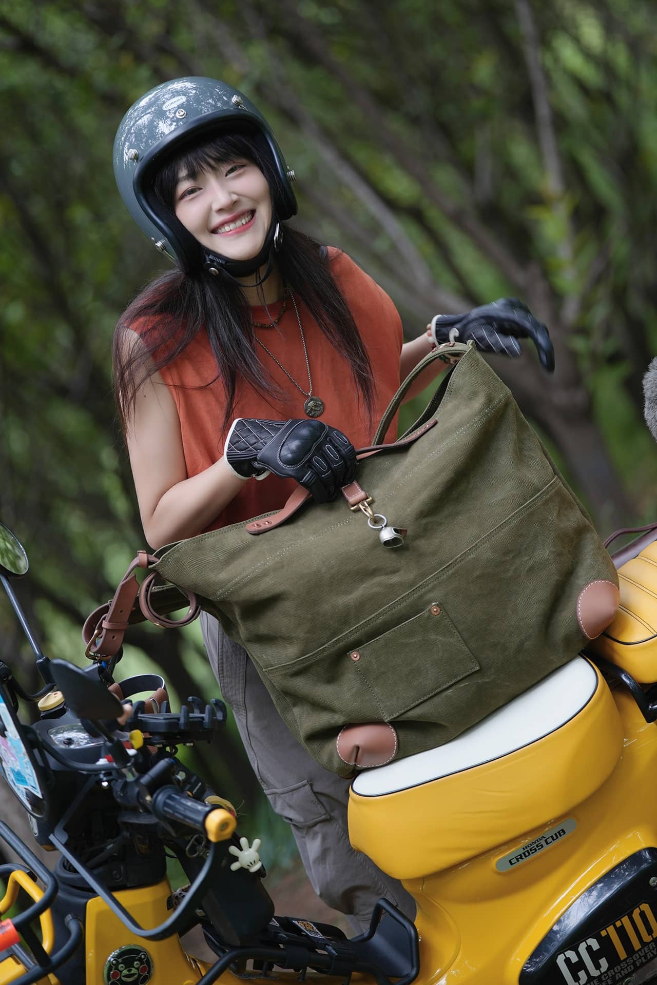 PRISONER GIGANTIC Messenger Bag