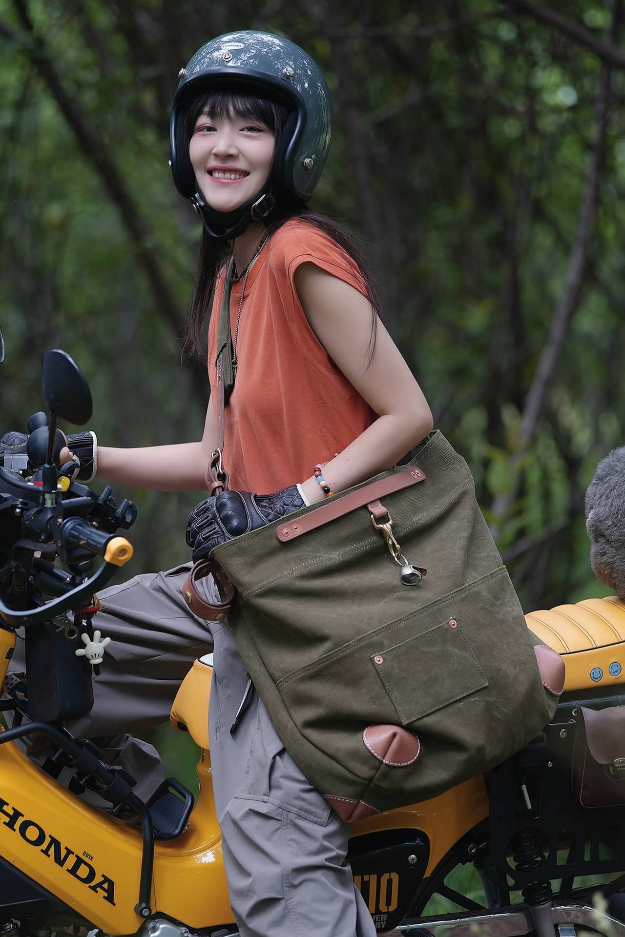 PRISONER GIGANTIC Messenger Bag